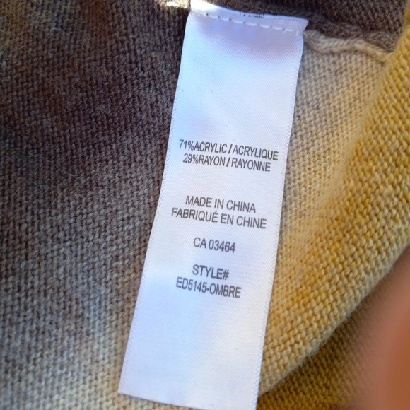 Cowl necked long sleeve sweater - Picture 2 of 5